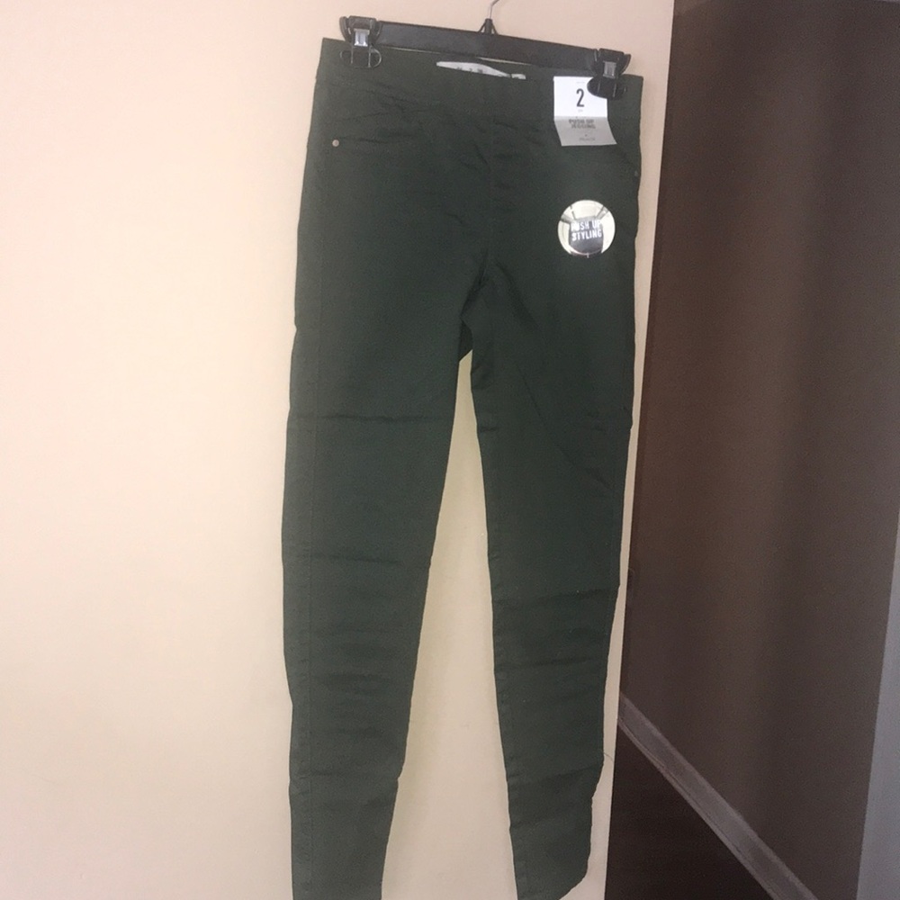 Brand new size 2 forest green stretchy jeggings!